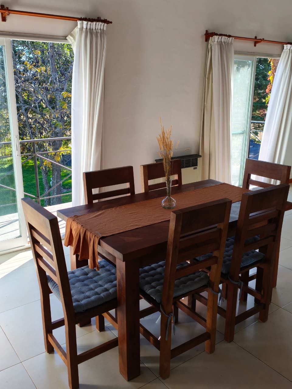 Comedor con ventanales